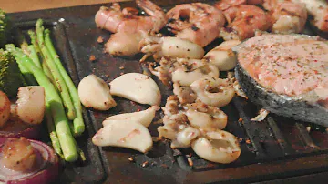 Готовим гребешки, лангустины, каракатицы и стейки форели на каменном гриле.