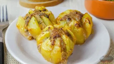 Картофельные "цветы" в тарелке. КАРТОШКА С ФАРШЕМ И ПЛАВЛЕНЫМ СЫРОМ
